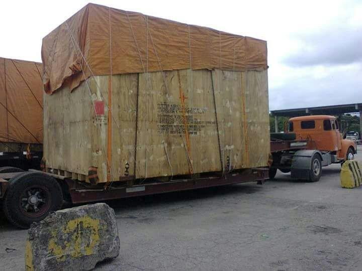 Transportadora com caminhão munck